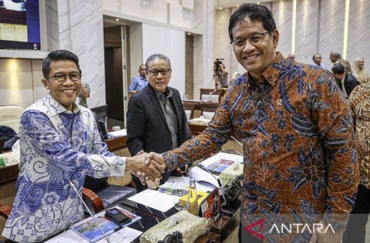 Menteri Keuangan Purbaya Yudhi Sadewa (kanan) berjabat tangan dengan Ketua Komisi XI DPR Mukhamad Misbakhun (kiri) sebelum mengikuti rapat kerja di Kompleks Parlemen, Senayan, Jakarta, Rabu (10/9/2025). ANTARA FOTO/Dhemas Reviyanto/YU/aa.
