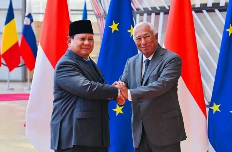 Presiden RI Prabowo Subianto (kiri) dan Presiden Dewan Eropa António Costa berjabat tangan dalam pertemuan di Gedung Europa, Brussel, Belgia, Minggu (13/7/2025). /ANTARA/Instagram/@sekretariat.kabinet.
