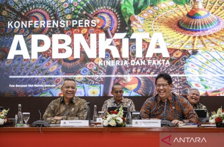 Menteri Keuangan Purbaya Yudhi Sadewa (kanan) bersama Wakil Menteri Keuangan Suahasil Nazara (kiri) menyampaikan paparan pada konferensi pers APBN KiTa edisi Oktober 2025 di Jakarta, Selasa (14/10/2025). Menteri Keuangan melaporkan Anggaran Pendapatan dan Belanja Negara (APBN) 2025 mengalami defisit sebesar Rp371,5 triliun atau 1,56 persen terhadap Produk Domestik Bruto (PDB) per 30 September 2025. ANTARA FOTO/Dhemas Reviyanto/nym.
