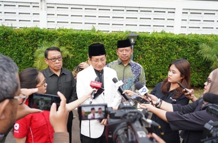 Menteri Agama Nasaruddin Umar saat wawancara cegat sebelum bertolak ke Jawa Timur, Rabu (15/10/2025). ANTARA/HO-Kemenag
