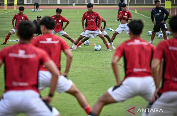 Sejumlah pesepak bola Timnas Indonesia U-17 mengikuti sesi latihan di Stadion Madya, Kompleks GBK, Senayan, Jakarta, Rabu (15/10/2025). Latihan tersebut sebagai persiapan untuk menghadapi Piala Dunia U-17 yang berlangsung di Qatar pada 3-27 November 2025. ANTARA FOTO/Fauzan/tom. (ANTARA FOTO/FAUZAN)
