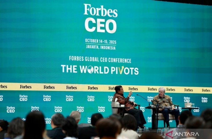 Presiden Prabowo Subianto (kiri) dan Pemimpin Utama Grup Forbes Steve Forbes (kanan) berdialog dalam sesi puncak Forbes Global CEO Conference 2025 di Jakarta, Rabu (15/10/2025). ANTARA/HO-Tim Media Presiden Prabowo Subianto.
