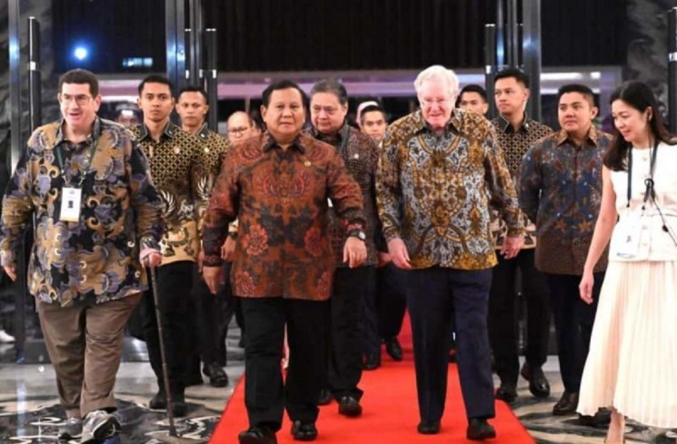 Presiden RI Prabowo Subianto disambut Chairman and Editor-in-Chief Forbes Media, Steve Forbes, saat menghadiri Forbes Global CEO Conference 2025 yang berlangsung di Jakarta, Rabu malam (15/10/2025). ANTARA/HO-Biro Pers Sekretariat Presiden
