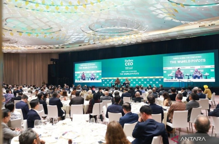 Suasana sesi dialog Presiden Prabowo Subianto (di atas panggung, kiri) dan Pemimpin Utama Grup Forbes, Steve Forbes (di atas panggung, kanan) dalam puncak acara Forbes Global CEO Conference 2025 di Jakarta, Rabu (15/10/2025). ANTARA/HO-Tim Media Presiden Prabowo Subianto.
