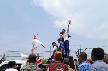 Ratusan warga Kramatwatu Serang demo tolak truk ODOL melintas
