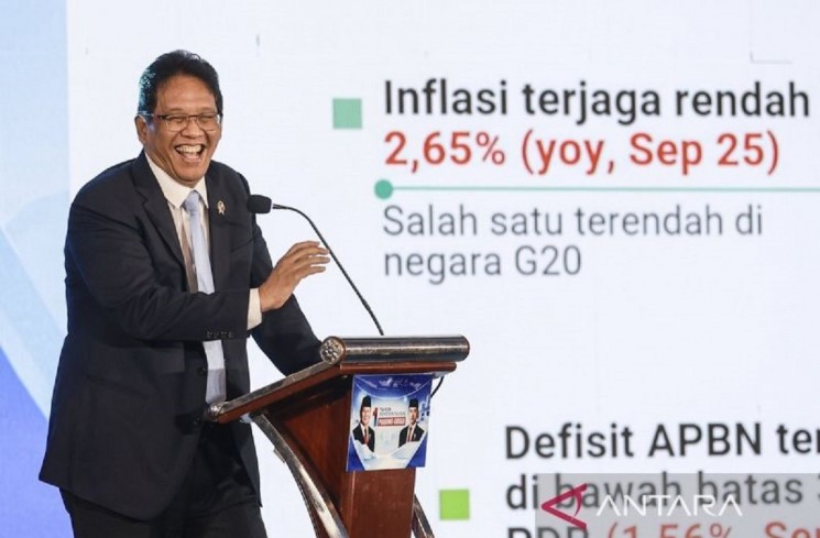 Menteri Keuangan Purbaya Yudhi Sadewa menyampaikan paparan pada forum 1 Tahun Prabowo-Gibran: Optimism on 8% Economic Growth di Jakarta, Kamis (16/10/2025). Acara tersebut sebagai wadah diskusi strategis untuk menelaah capaian, tantangan, dan langkah konkret menuju target pertumbuhan ekonomi sebesar 8 persen pada 2029 sesuai yang tercantum dalam Rencana Pembangunan Jangka Menengah Nasional (RPJMN) 2025-2029. ANTARA FOTO/Dhemas Reviyanto/tom.
