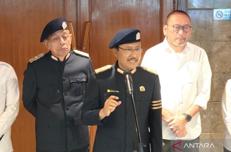 Menteri Sosial Saifullah Yusuf didampingi Wakil Menteri Sosial Agus Jabo dan Sekretaris Jenderal Kementerian Sosial Robben Rico, memberikan keterangan terkait capaian program kesejahteraan sosial dalam masa satu tahun pemerintahan Presiden Prabowo Subianto dan Wakil Presiden Gibran Rakabuming Raka di Jakarta, Senin (20/10/2025). ANTARA/M Riezko Bima Elko Prasetyo

