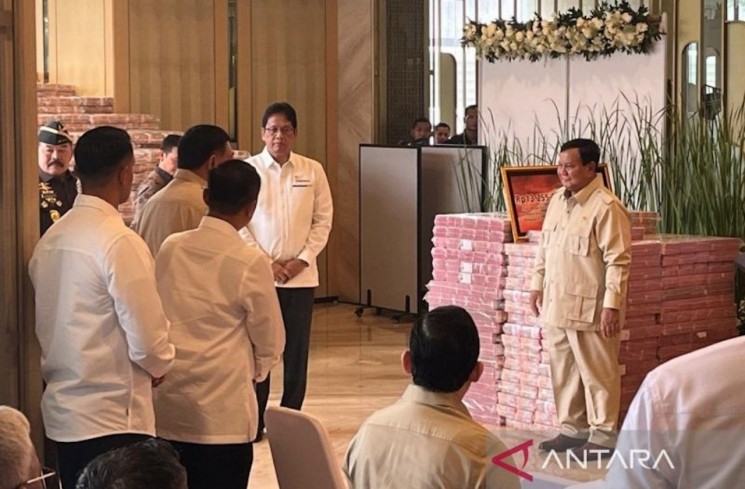 Presiden RI Prabowo Subianto (kanan) menyaksikan penyerahan uang pengganti kerugian negara dalam perkara tindak pidana korupsi pemberian fasilitas ekspor minyak kelapa sawit (CPO) dan turunannya sebesar Rp13,2 triliun oleh Jaksa Agung ST Burhanuddin kepada Menteri Keuangan Purbaya Yudhi Sadewa di Kejaksaan Agung RI, Jakarta, Senin (20/10/2025). (ANTARA/Fathur Rochman)
