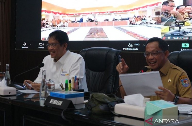 Menteri Keuangan (Menkeu) Purbaya Yudhi Sadewa dan Menteri Dalam Negeri Tito Karnavian hadiri Rapat Pengendalian Inflasi Daerah di Kantor Kemendagri, Jakarta, Senin (20/10/2025). ANTARA/Fianda Sjofjan Rassat
