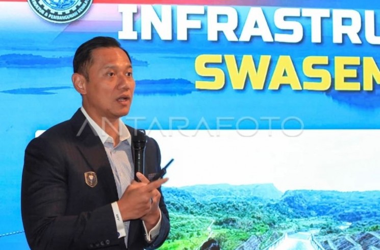 Menteri Koordinator Bidang Infrastruktur dan Pembangunan Kewilayahan Agus Harimurti Yudhoyono menyampaikan paparan terkait pencapaian pembangunan infrastruktur setahun pemerintahan Prabowo-Gibran di Jakarta, Selasa (21/10/2025). (ANTARA FOTO/Reno Esnir/app/YU)
