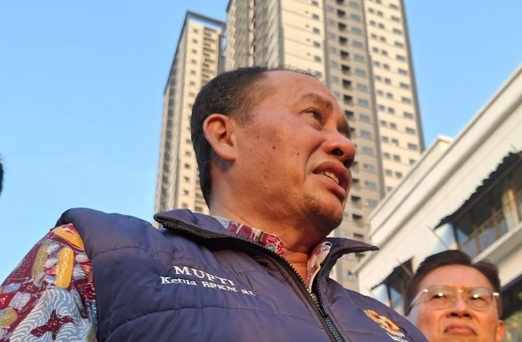 Ketua BPKN RI Mufti Mubarok menjawab pertanyaan awak media di Jakarta. (ANTARA/Aji Cakti)
