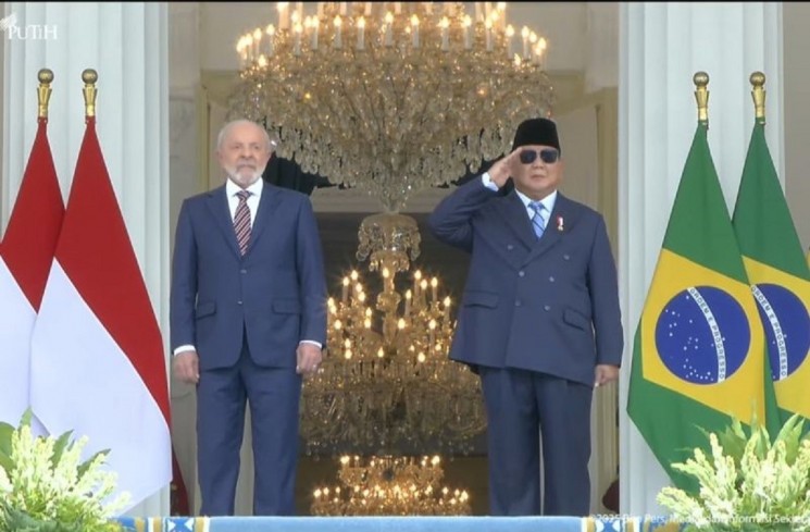 Presiden RI Prabowo Subianto memberi hormat pada prosesi pengibaran bendera Merah Putih saat menyambut kunjungan kenegaraan Presiden Brazil Luiz Inácio Lula da Silva (kiri) di Istana Merdeka, Jakarta, Kamis (23/10/2025). ANTARA/HO-Sekretariat Presiden
Presiden RI Prabowo Subianto memberi hormat pada prosesi pengibaran bendera Merah Putih saat menyambut kunjungan kenegaraan Presiden Brazil Luiz Inácio Lula da Silva (kiri) di Istana Merdeka, Jakarta, Kamis (23/10/2025). ANTARA/HO-Sekretariat Presiden
