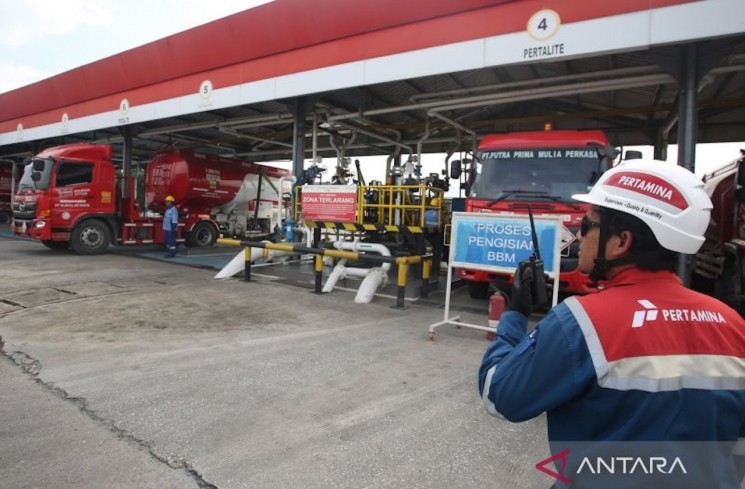 Petugas melakukan monitoring proses pengisian bahan bakar minyak (BBM) jenis pertalite ke mobil tangki di Integrated Terminal Dumai, Dumai, Riau, Jumat (17/10/2025). PT Pertamina Patra Niaga Integrated Terminal (IT) Dumai setiap hari mampu mendistribusikan BBM jenis pertalite dan biosolar sebanyak 2.900 kilo liter ke SPBU yang ada di wilayah Riau dan Sumatera Bagian Utara, jumlah tersebut belum termasuk pemenuhan kebutuhan industri. ANTARA FOTO/Muhammad Iqbal/tom.