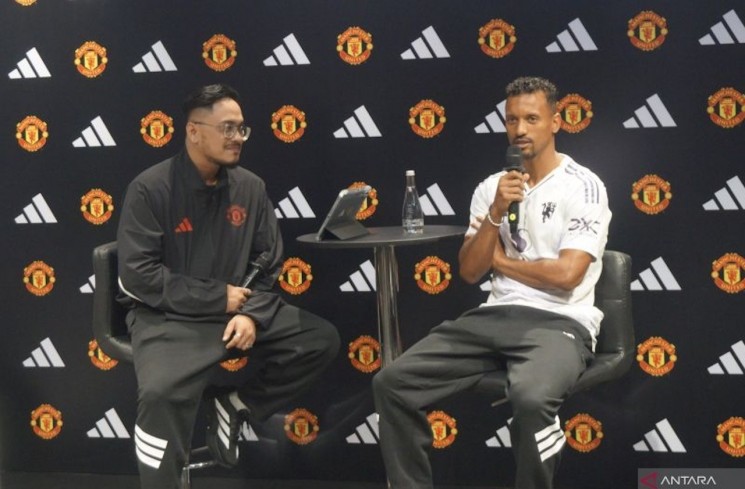 Legenda hidup Manchester United (MU) Luis Nani kembali menyapa fans The Reds Devils di Indonesia untuk ketiga kalinya setelah ia hadir dalam acara temu dan sapa di toko resmi adidas Pasific Place, Jakarta Selatan, Jumat (24/10/2025). (ANTARA/Zaro Ezza Syachniar)