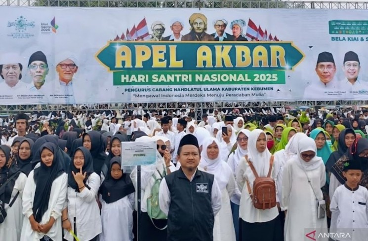 Suasana Apel Akbar Hari Santri Nasional 2025 yang digelar PCNU Kebumen di Kebumen, Jawa Tengah, Rabu (22/10/2025). ANTARA/HO-Humas PCNU Kebumen.