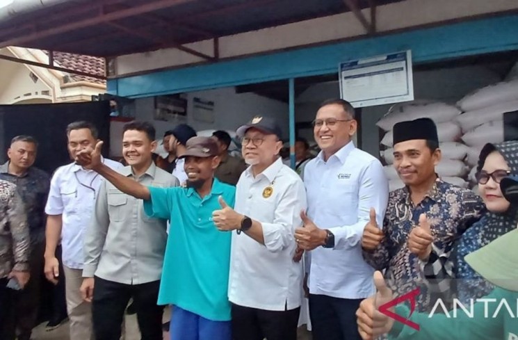 Menteri Koordinator Bidang Pangan Zulkifli Hasan saat di Jombang, Jawa Timur, Sabtu (25/10/2025) malam. Zulhas memantau stok pupuk di gudang serta realisasi harga di tingkat kios usai pemerintah menurunkan harga pupuk bersubsidi hingga 20 persen. ANTARA/ Asmaul