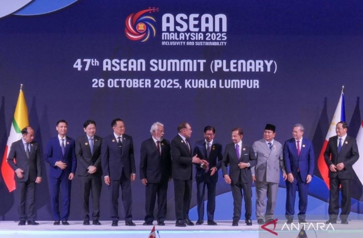 Presiden Prabowo Subianto (ketiga kanan) bersiap mengikuti sesi foto dengan (dari kiri) Sekretaris Tetap Kementerian Luar Negeri Myanmar Hau Khan Sum, Wakil Menteri Luar Negeri Vietnam Dang Hoang Giang, Perdana Menteri Singapura Lawrence Wong, Perdana Menteri Thailand Anutin Charnvirakul, Perdana Menteri Timor Leste Xanana Gusmao, Perdana Menteri Malaysia Anwar Ibrahim, Presiden Filipina Ferdinand Marcos Jr., Sultan Brunei Hassanal Bolkiah, Perdana Menteri Kamboja Hun Manet, dan Perdana Menteri Laos Sonexay Siphandone sebelum sesi pleno KTT ke-47 ASEAN di Kuala Lumpur, Malaysia, Minggu (26/10/2025). Dalam rangkaian KTT Ke-47 ASEAN, para pemimpin ASEAN mengukuhkan Timor-Leste sebagai anggota penuh ke-11 ASEAN. ANTARA FOTO/Cahya Sari/app/nz