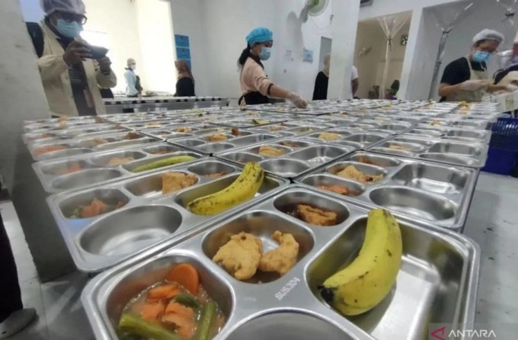 Arsip foto - Petugas Satuan Pelayanan Pemenuhan Gizi (SPPG) di Slipi, Palmerah, Jakarta Barat, mempersiapkan menu Makan Bergizi Gratis (MBG), Selasa (23/9/2025). (ANTARA/Risky Syukur)
