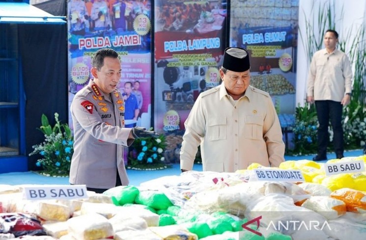 Kapolri Jenderal Pol. Listyo Sigit Prabowo (kiri) mendampingi Presiden RI Prabow Subianto dalam acara Pemusnahan Barang Bukti Narkoba di Lapangan Bhayangkara, Jakarta Selatan, Rabu (29/10/2025). ANTARA/HO-Divisi Humas Polri/pri.