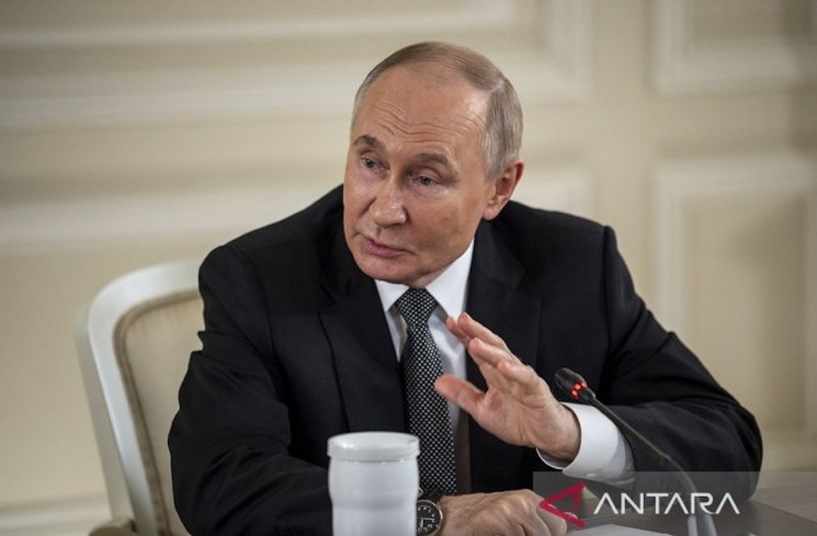 Arsip - Presiden Rusia Vladimir Putin bertemu dengan kepala agensi berita internasional besar di St. Petersburg, Rusia (18/6/2025). ANTARA/Xinhua/Cao Yang/aa.
