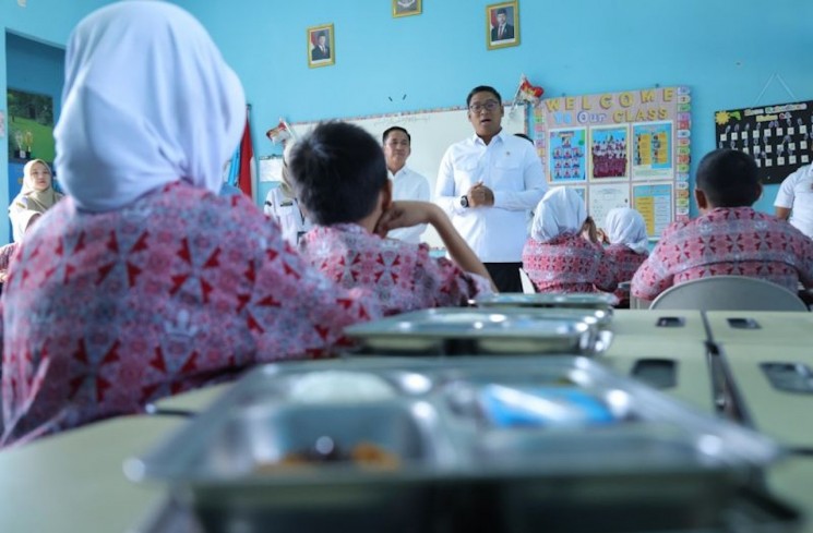 Wakil Menteri Pertanian (Wamentan) Sudaryono saat meninjau pelaksanaan program MBG di SDN 238 Palembang, Sumatera Selatan, Rabu (29/10/2025). ANTARA/HO-Humas Kementan