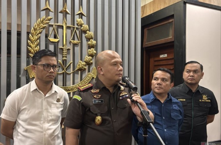 Kepala Kejari Kota Bandung Irfan Wibowo (tengah) saat memberikan keterangan di Kota Bandung, Jawa Barat, Kamis (30/10/2025). (ANTARA/Rubby Jovan)