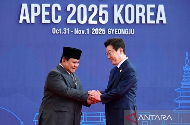 Presiden RI Prabowo Subianto disambut hangat oleh Presiden Korea Selatan (Korsel) Lee Jae-myung saat menghadiri Konferensi Tingkat Tinggi Kerja Sama Ekonomi Asia Pasifik (KTT APEC) 2025, di Gyeongju, Korea Selatan, Jumat (31/10/2025). ANTARA/HO-Biro Pers Sekretariat Presiden