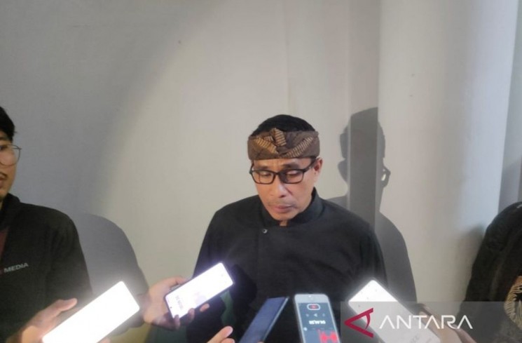 Kepala Dinas Pendidikan Jawa Barat Purwanto memberikan keterangan di Gedung Sate Bandung. ANTARA/Ricky Prayoga