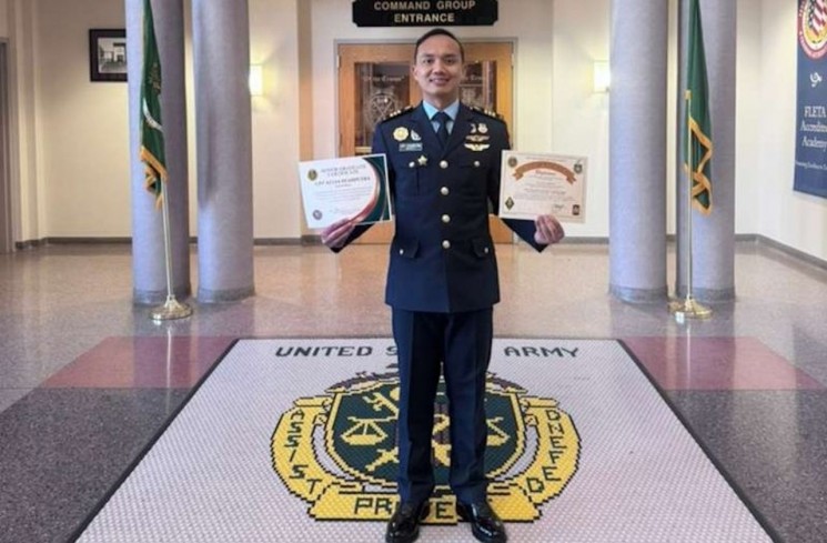 Kapten POM Aulia Noprizal Syahputra menunjukkan penghargaan Honor Graduate Student dengan GPA 97.9 saat pendidikan Military Police Captain Career Course (MPCCC) di United States Army Military Police School (USAMPS), yang berlangsung 25 April - 25 Oktober 2025. ANTARA/HO-Humas TNI AU