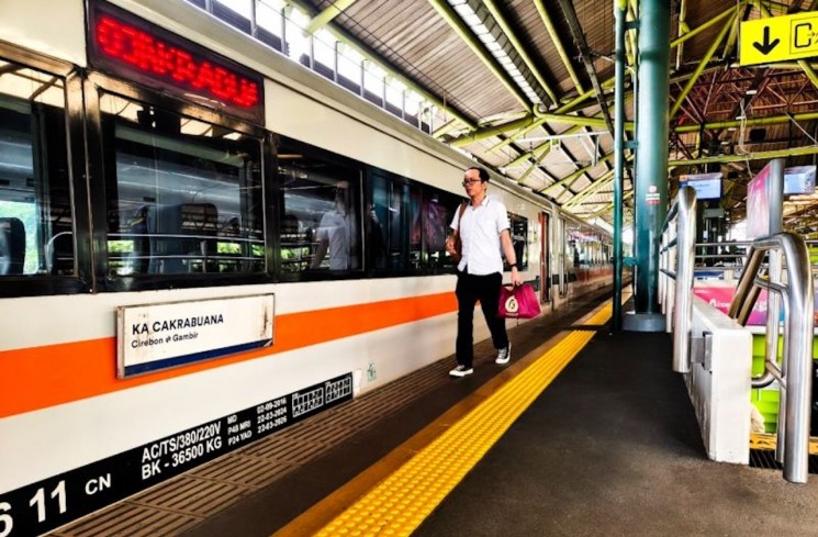 Dokumentasi - Seorang calon penumpang berjalan di samping gerbong kereta api. ANTARA/HO-KAI
