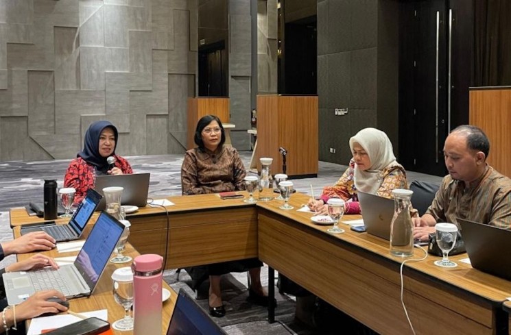 Deputi Bidang Sumber Daya dan Kelembagaan Kementerian Pariwisata Martini M. Paham (kiri) dalam forum diskusi kelompok terarah bertajuk 