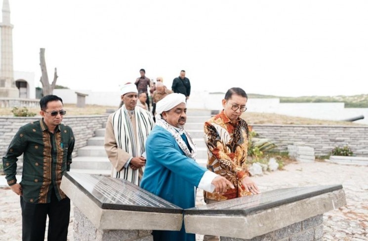 Menteri Kebudayaan RI Fadli Zon berziarah ke Makam Syaikh Yusuf Al-Makassari di Macassar, Cape Town, Afrika Selatan, Jumat (31/10/2025), di sela Culture Ministers Meeting G20. (ANTARA/HO-Kementerian Kebudayaan)
