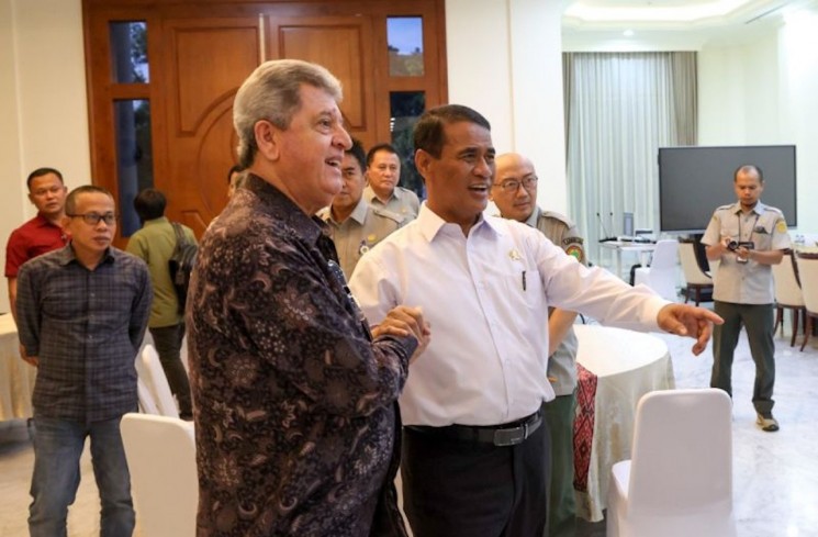 Menteri Pertanian Republik Indonesia Andi Amran Sulaiman (kanan) bertemu dengan Duta Besar Palestina untuk Indonesia Zuhair Al-Shun (kiri) di Jakarta, Kamis (30/10/2025). ANTARA/HO-Humas Kementan