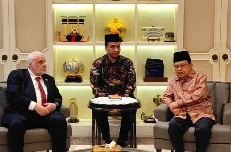 Wakil Presiden ke-10 dan ke-12 RI Jusuf Kalla bertemu dengan Menteri Wakaf Suriah Muhammad Abu Khoiri Syukri di Jakarta, Sabtu (1/11/2025), (ANTARA/HO-Tim media Jusuf Kalla)
