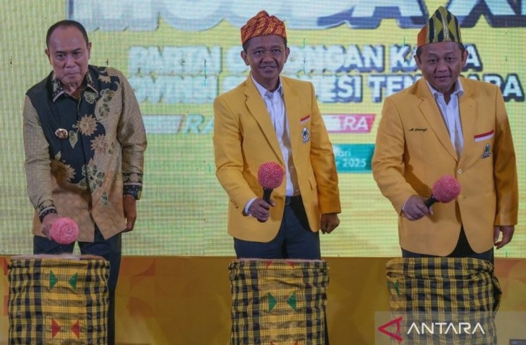 Ketua Umum DPP Partai Golkar Bahlil Lahadalia (tengah) bersama Sekjen Partai Golkar M. Sarmuji (kanan) dan Gubernur Sultra Andi Sumangerukka (kiri) memukul beduk tanda dibukanya Musyawarah Daerah XI Partai Golkar Sulawesi Tenggara di Kendari, Sulawesi Tenggara, Minggu (2/11/2025). Musyawarah daerah tersebut beragendakan evaluasi laporan pertanggungjawaban pengurus dan pemilihan ketua baru DPD Partai Golkar Sulawesi Tenggara periode 2025-2030. ANTARA FOTO/Andry Denisah/rwa.
