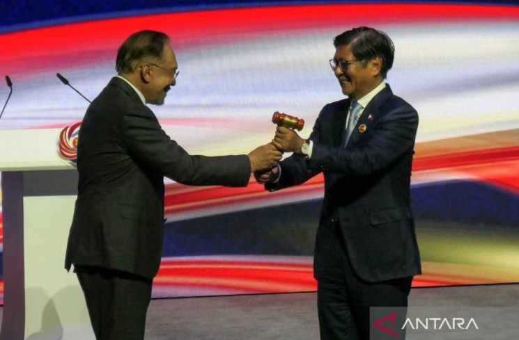 Perdana Menteri Malaysia Anwar Ibrahim (kiri) menyerahkan palu keketuaan ASEAN kepada Presiden Filipina Ferdinand Marcos Jr dalam upacara penutupan KTT ke-47 ASEAN di Kuala Lumpur, Malaysia, Selasa (28/10/2025). Serah terima palu tersebut menjadi penanda dimulainya keketuaan Filipina dalam ASEAN pada 2026. ANTARA FOTO/Cahya Sari/nym.

