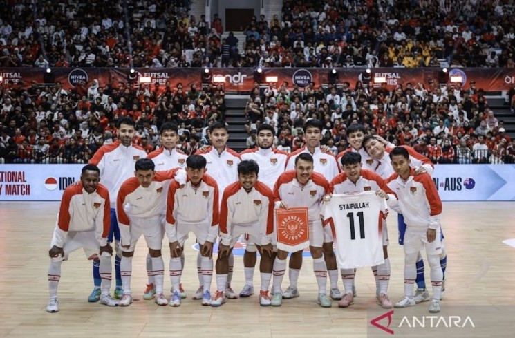 Pemain Timnas Futsal Indonesia berfoto bersama sebelum bertanding melawan Australia pada laga persahabatan FIFA Match Day di Indonesia Arena, Jakarta, Sabtu (1/11/2025). Timnas Futsal Indonesia menang dengan skor 3-1. ANTARA FOTO/Dhemas Reviyanto/nz
