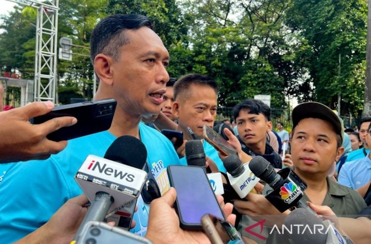 Direktur Utama Bulog Ahmad Rizal Ramdhani menjawab pertanyaan awak media di sela peluncuran kemasan baru beras premium Befood Sentra Ramos pada acara 