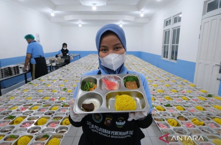 Ilustrasi: Petugas memperlihatkan paket Makan Bergizi Gratis dengan menu nusantara berupa nasi kuning, daging sapi kecap, tempe goreng, tumis sayur dan semangka yang dipersiapkan di Dapur Satuan Pelayanan Pemenuhan Gizi (SPPG) Polresta Pontianak 001 di Pontianak, Kalimantan Barat, Senin (3/11/2025). ANTARA FOTO/Jessica Wuysang/foc.
