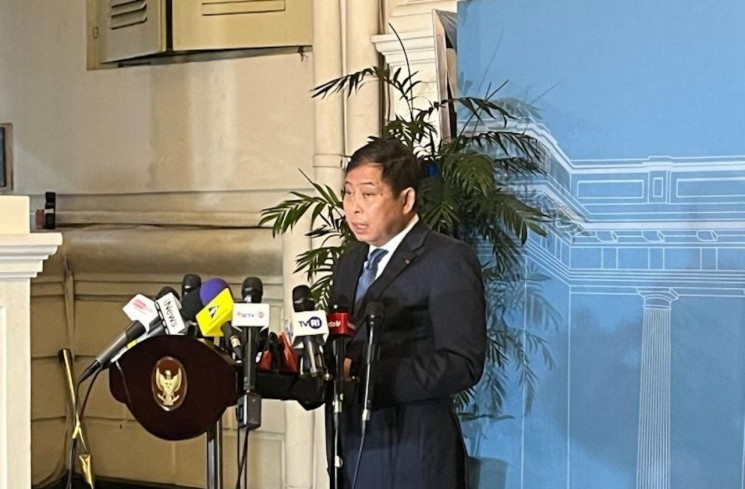 Mantan Menteri Perhubungan RI Ignasius Jonan menyampaikan keterangan seusai bertemu Presiden Prabowo Subianto di kompleks, Istana Kepresidenan, Jakarta, Senin (3/11/2025). (ANTARA/Fathur Rochman)
