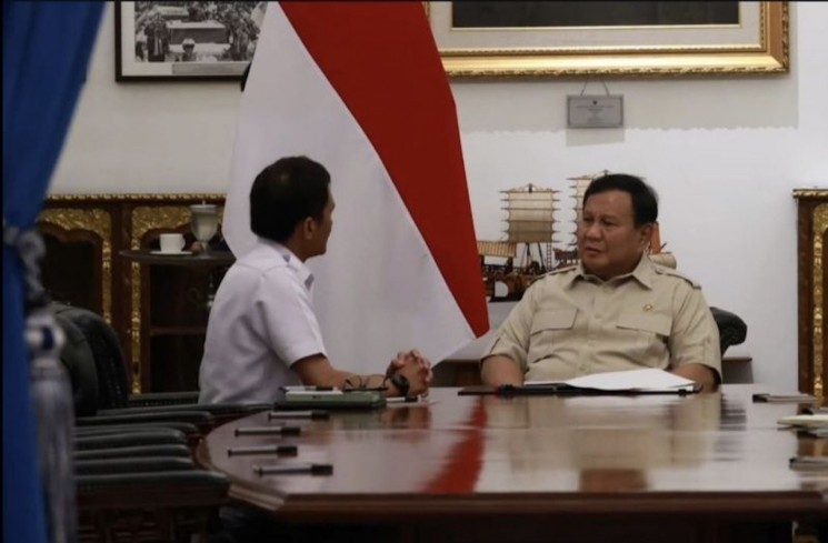 Presiden RI Prabowo Subianto saat berdialog dengan Direktur Utama PT KAI Bobby Rasyidin di Istana Merdeka, Jakarta, Senin (3/11/2025). (ANTARA/HO-Sekretariat Kabinet)
