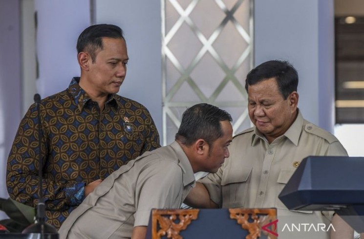 Presiden Prabowo Subianto (kanan) berbincang dengan Menteri Koordinator Infrastruktur dan Pembangunan Kewilayahan Agus Harimurti Yudhoyono (kiri) dan Menteri Sekretaris Negara Prasetyo Hadi (tengah) saat meresmikan Stasiun Tanah Abang Baru di Jakarta, Selasa (4/11/2025). Presiden Prabowo meresmikan Stasiun Tanah Abang dengan nilai proyek lebih dari Rp309 miliar yang mencakup pembangunan gedung stasiun baru dengan luas bangunan 18.150 meter persegi dan jalur eksisting sepanjang 1.489 meter single track, serta penambahan dan pengembangan berbagai fasilitas penunjang sehingga mampu melayani penumpang 300 ribu orang perhari. ANTARAFOTO/Galih Pradipta/YU (ANTARA FOTO/GALIH PRADIPTA)
