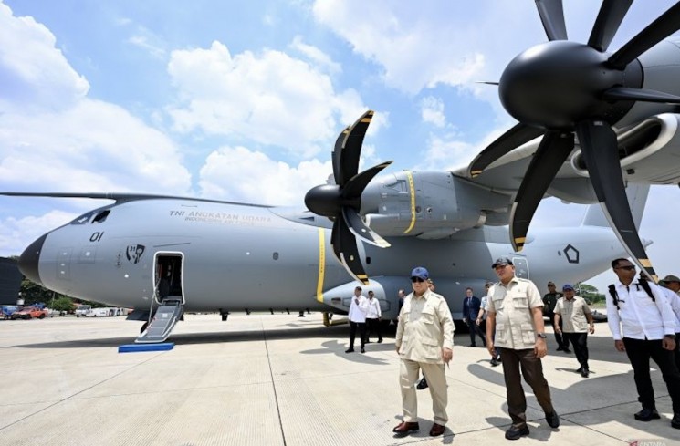 Presiden Prabowo Subianto menyerahkan pesawat pertama Airbus A400M/MRTT Alpha 4001 kepada Panglima TNI Jenderal Agus Subiyanto di Pangkalan Udara Halim Perdanakusuma, Jakarta, Senin (3/11/2025). ANTARA/HO-Biro Pers Sekretariat Presiden
