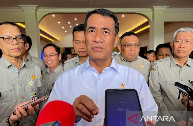 Menteri Pertanian Andi Amran Sulaiman memberikan keterangan kepada awak media setelah menyaksikan pengumuman Badan Pusat Statistik (BPS) secara virtual di Balai Perakitan dan Modernisasi Pertanian (BRMP) Serpong, Tangerang, Banten, Senin (3/11/2025). ANTARA/Harianto.
