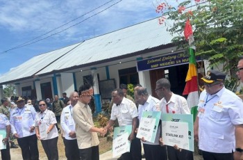 Wapres Gibran Serahkan Laptop, PC, dan Starlink untuk Empat Sekolah di Manokwari