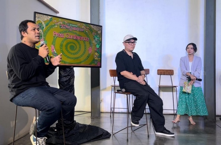 Ifa Isfansyah, Direktur Festival JAFF dalam konferensi pers di Kemang, Jakarta Selatan pada Rabu, 5 November 2025.. [Matamata.com/Rena Pangesti]