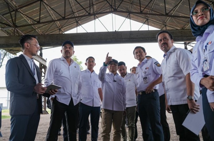 Menteri Koordinator Pemberdayaan Masyarakat Muhaimin Iskandar saat meninjau aset pemerintah di Bandung. ANTARA/HO-Kemenko PM
