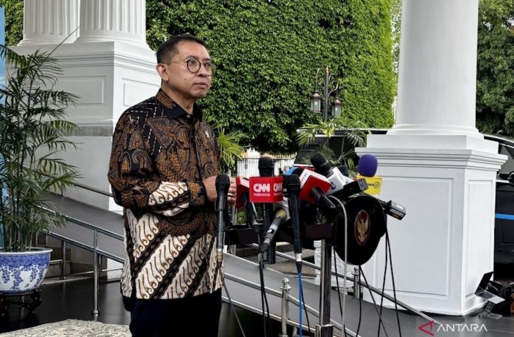 Menteri Kebudayaan Fadli Zon yang juga Ketua Dewan Gelar, Tanda Jasa, dan Tanda Kehormatan memberikan keterangan pers selepas menghadap Presiden Prabowo Subianto di Istana Kepresidenan RI, Jakarta, Rabu (5/11/2025). ANTARA/Genta Tenri Mawangi.
