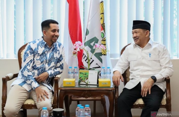 Ketua Badan Amil Zakat Nasional (Baznas) RI Noor Achmad (kanan) bersama pendakwah sekaligus pemengaruh Habib Ja'far Al-Hadar (kiri) dalam pertemuan di Kantor Baznas RI, Jakarta, Selasa (4/11/2025). ANTARA/HO-Baznas RI
