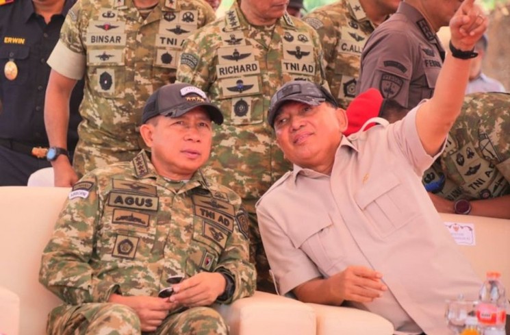 Menteri Pertahanan Sjafrie Sjamsoeddin dan Panglima TNI Jenderal TNI Agus Subiyanto saat meninjau lahan seluas 62,5 hektare di Desa Laroenai, Kecamatan Bungku Pesisir, Kabupaten Morowali, Sulawesi Tengah, Selasa (4/11/2025) (ANTARA/Ho-Humas Mabes)
